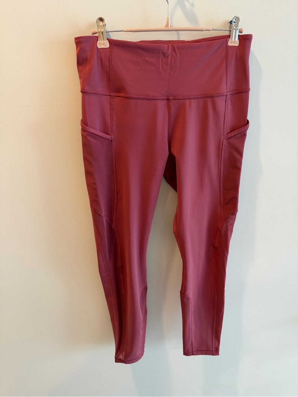 Athleta Ultimate Stash Mesh 7/8 Tight Leggings in Berry - Size M